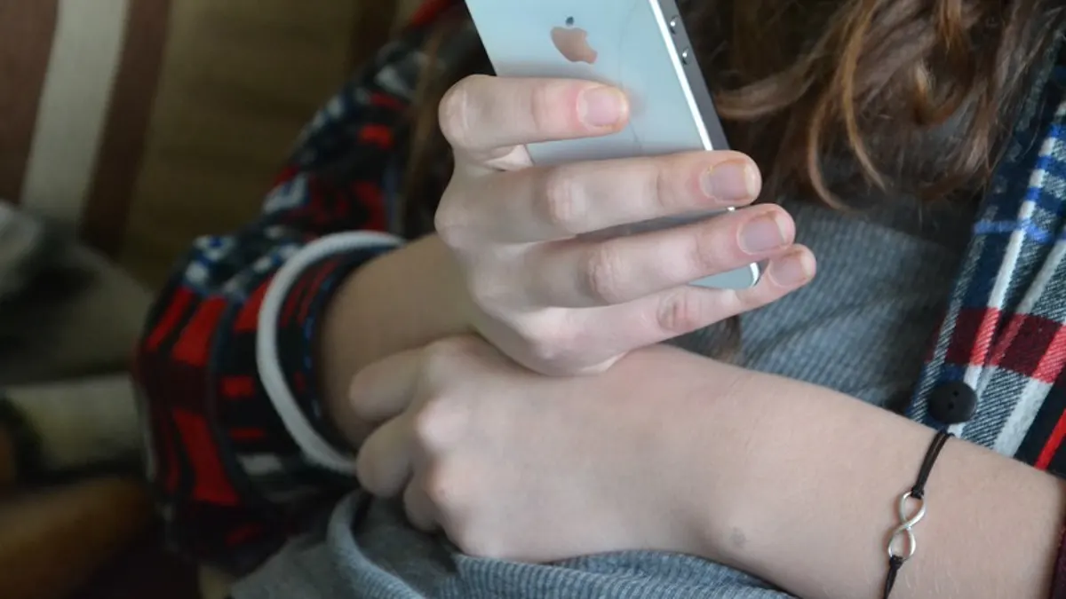 Co jest lepsze, Iphone 11 czy Samsung S10?