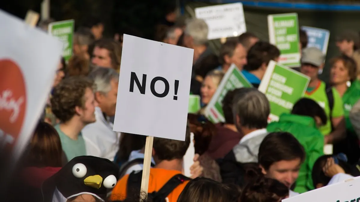 Greenpeace na tej samej liście co organizacje faszystowskie – decyzja brytyjskich służb