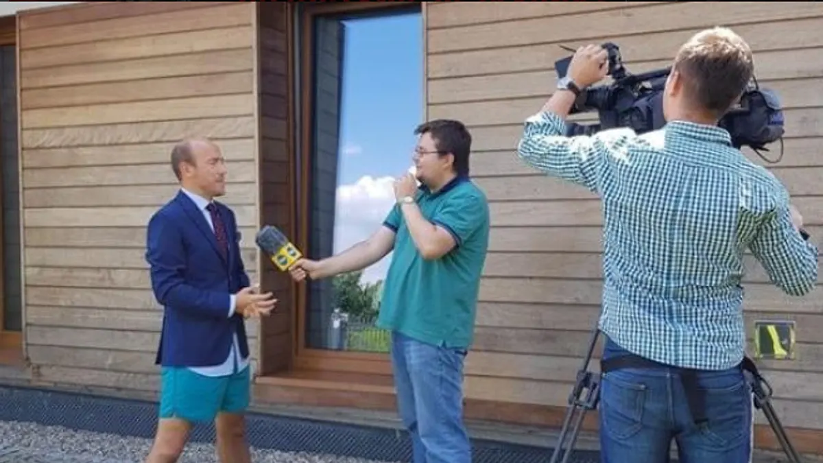 Czarny koń Platformy w turkusowych bokserkach, wypuszczonej koszuli i rozkroku ochroniarza!