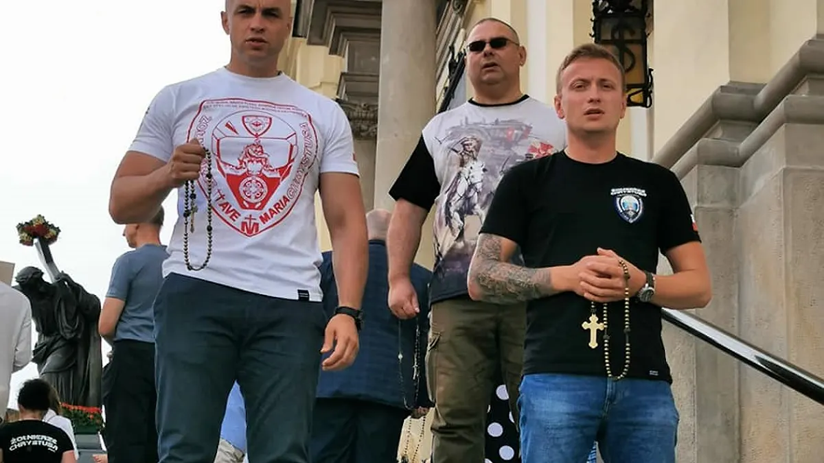 Kompletna paranoja! Lewica: „różańce do smagania, różańce do zabijania”
