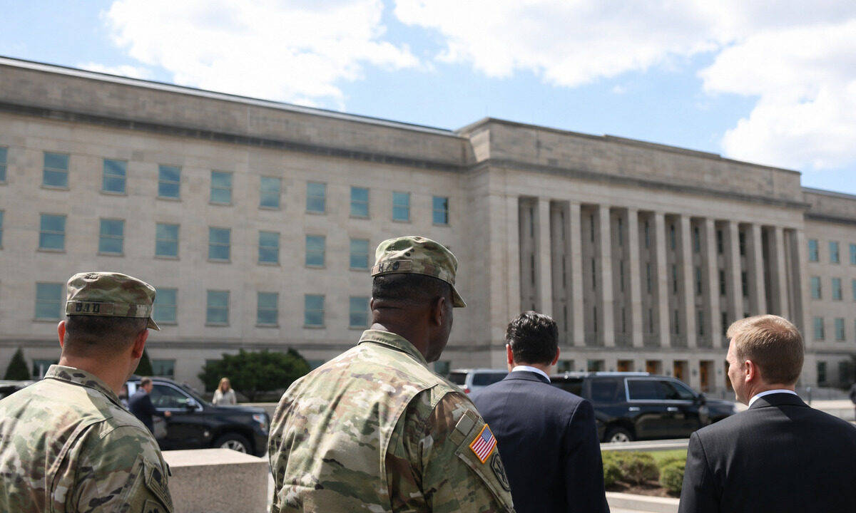 Pentagon i wojskowi przed budynkiem