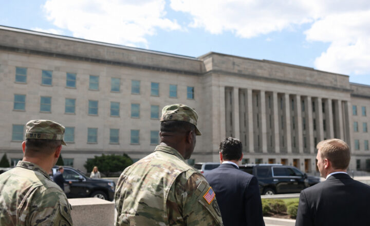 Pentagon i wojskowi przed budynkiem