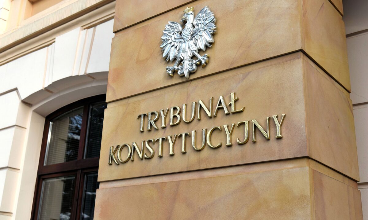 Wejście do budynku Trybunału Konstytucyjnego z godłem Polski i nazwą instytucji