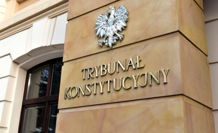 Wejście do budynku Trybunału Konstytucyjnego z godłem Polski i nazwą instytucji