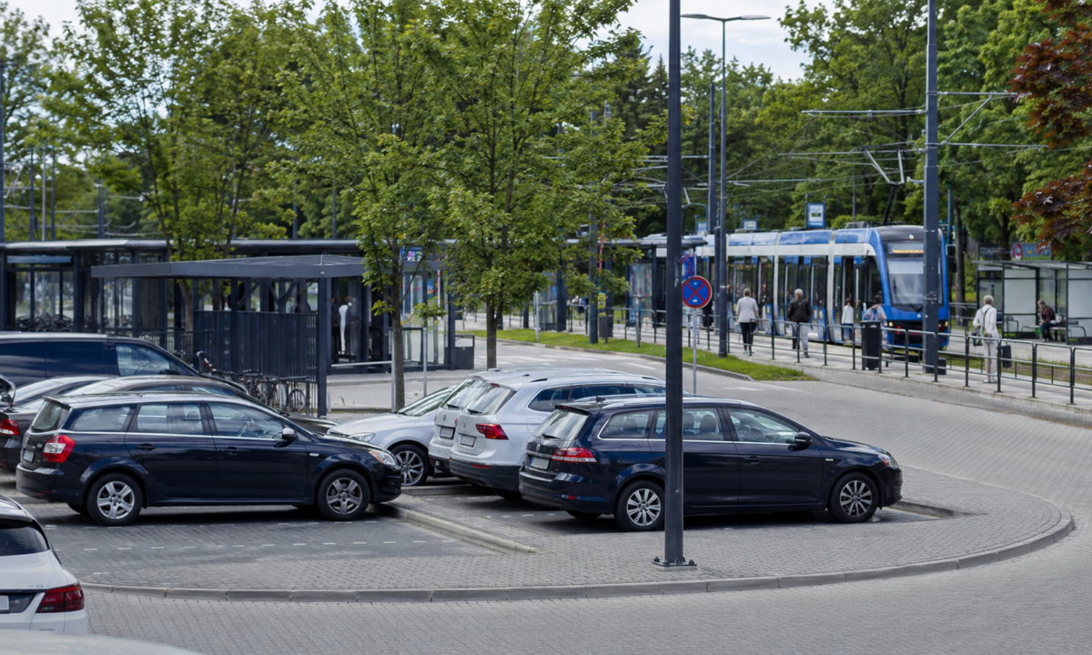 Samochody na parkingu obok przystanku tramwajowego