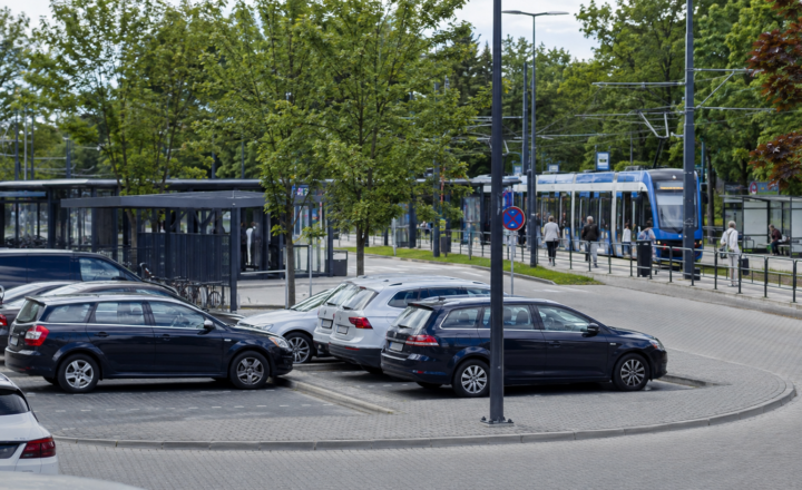 Samochody na parkingu obok przystanku tramwajowego