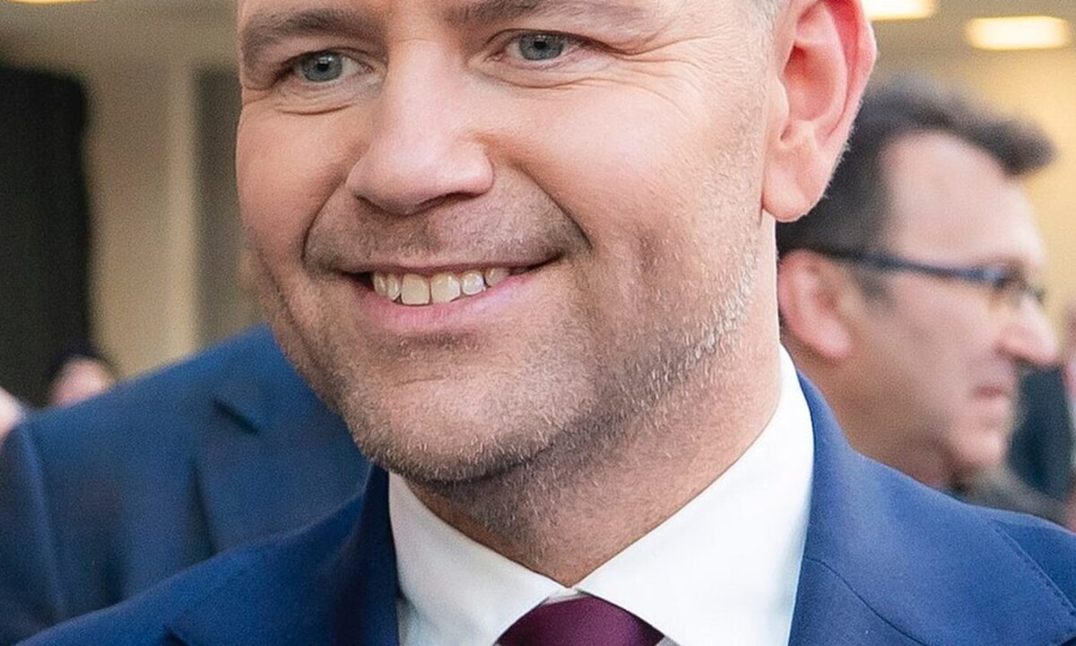 Prezydent RP Karol Nawrocki. Zdjęcie portretowe wykorzystane przy materiale o nowej formule prezydenckiej rezydencji w Juracie.
