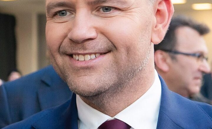 Prezydent RP Karol Nawrocki. Zdjęcie portretowe wykorzystane przy materiale o nowej formule prezydenckiej rezydencji w Juracie.