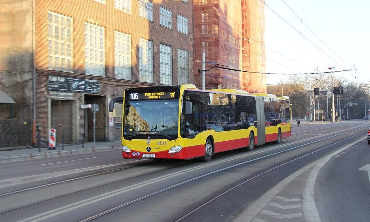 Autobus komunikacji miejskiej we Wrocławiu. Zdjęcie ilustracyjne do materiału o zmianach komunikacyjnych podczas usuwania awarii wodociągowej przy ul. Ruskiej.