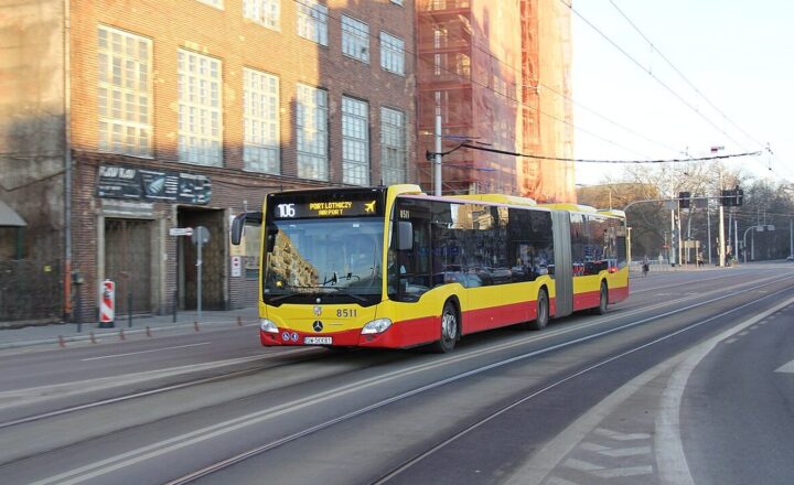 Autobus komunikacji miejskiej we Wrocławiu. Zdjęcie ilustracyjne do materiału o zmianach komunikacyjnych podczas usuwania awarii wodociągowej przy ul. Ruskiej.