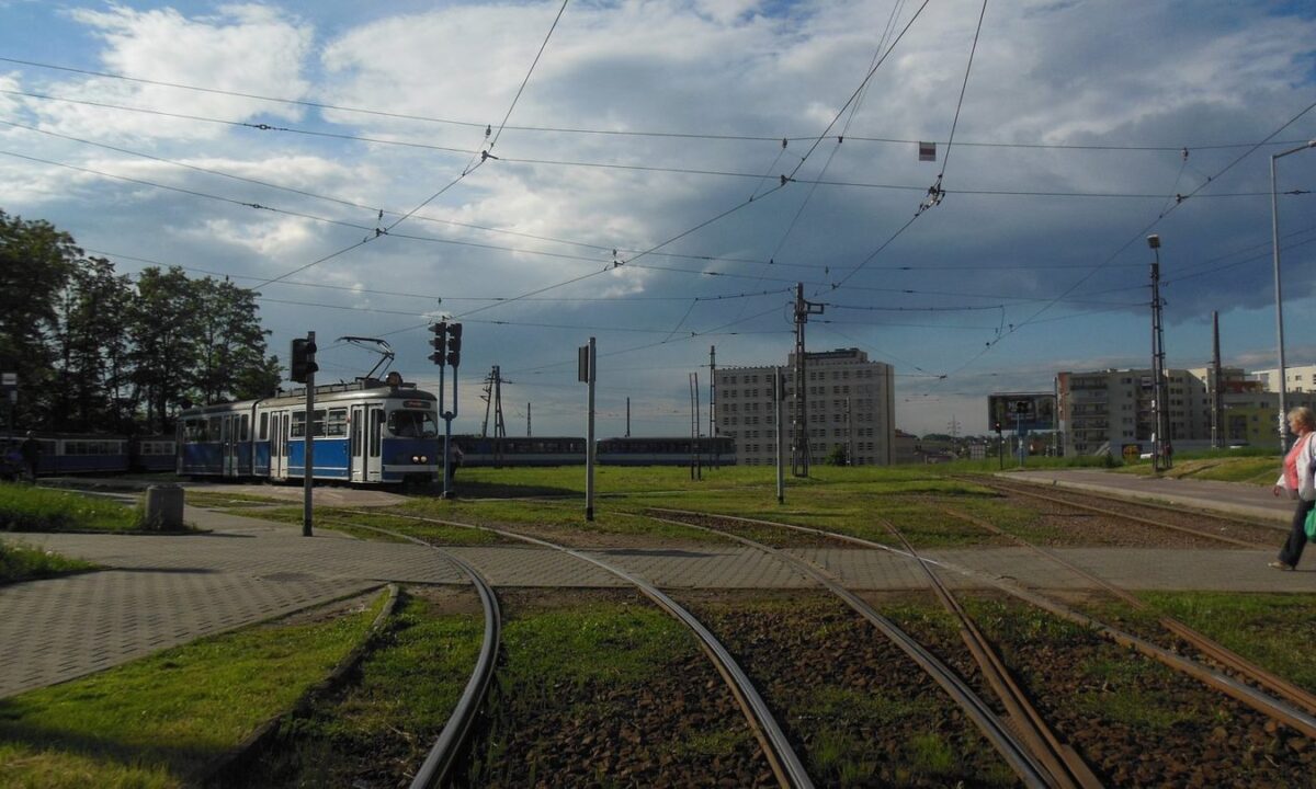 Torowisko i infrastruktura tramwajowa w Krakowie. Zdjęcie ilustracyjne do materiału o powakacyjnych zmianach rozkładów komunikacji miejskiej.