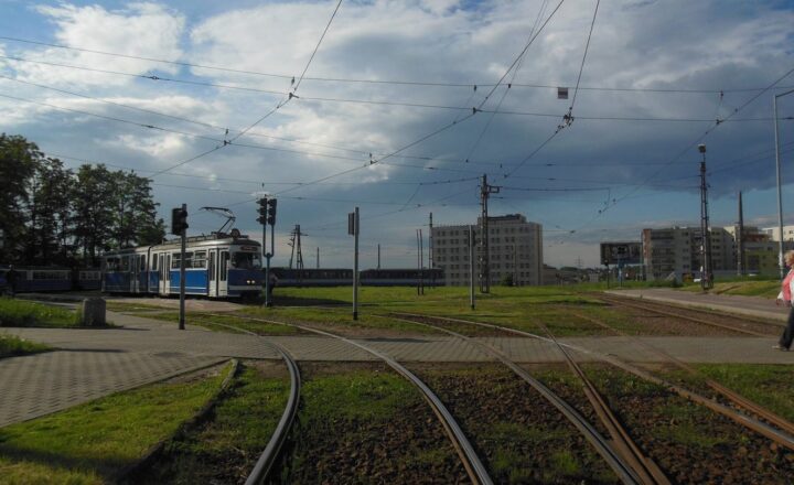 Torowisko i infrastruktura tramwajowa w Krakowie. Zdjęcie ilustracyjne do materiału o powakacyjnych zmianach rozkładów komunikacji miejskiej.
