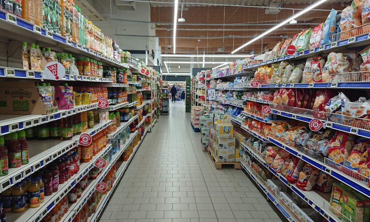 Alejka supermarketu z produktami spożywczymi