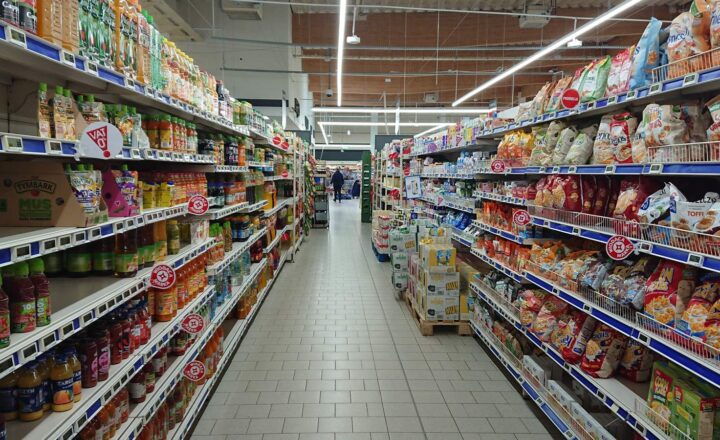 Alejka supermarketu z produktami spożywczymi