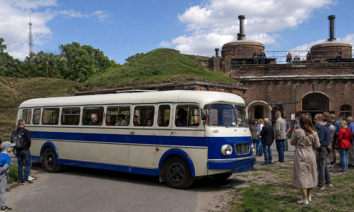 Zabytkowy autobus przy obiekcie fortecznym