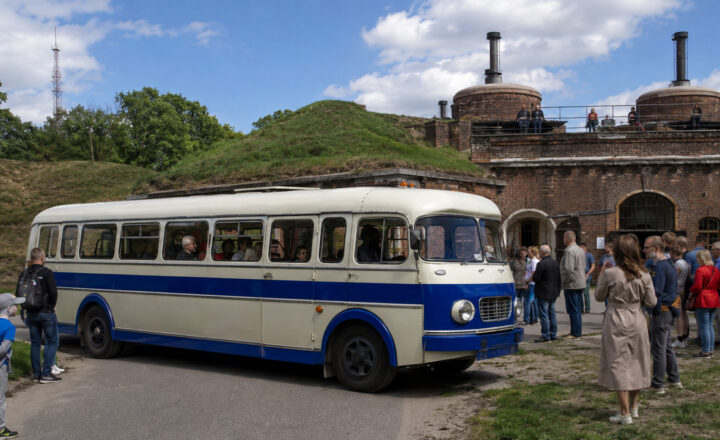 Zabytkowy autobus przy obiekcie fortecznym