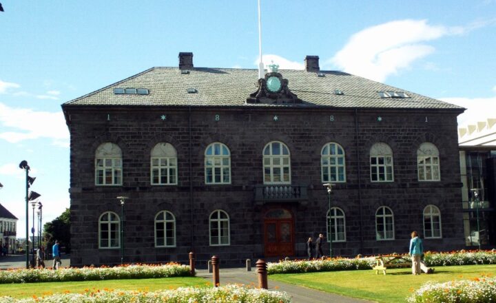 Budynek islandzkiego parlamentu Alþingi w Reykjavíku