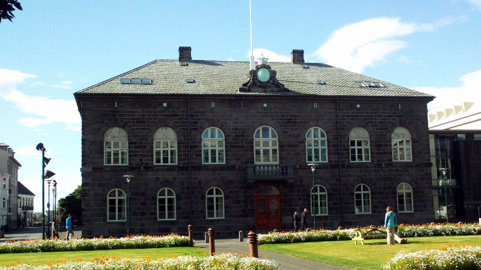 Budynek islandzkiego parlamentu Alþingi w Reykjavíku