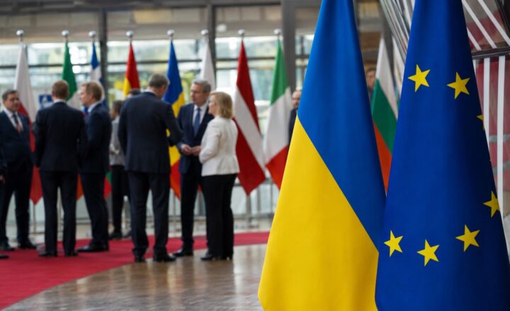 Flagi Unii Europejskiej i Ukrainy podczas spotkania dyplomatycznego