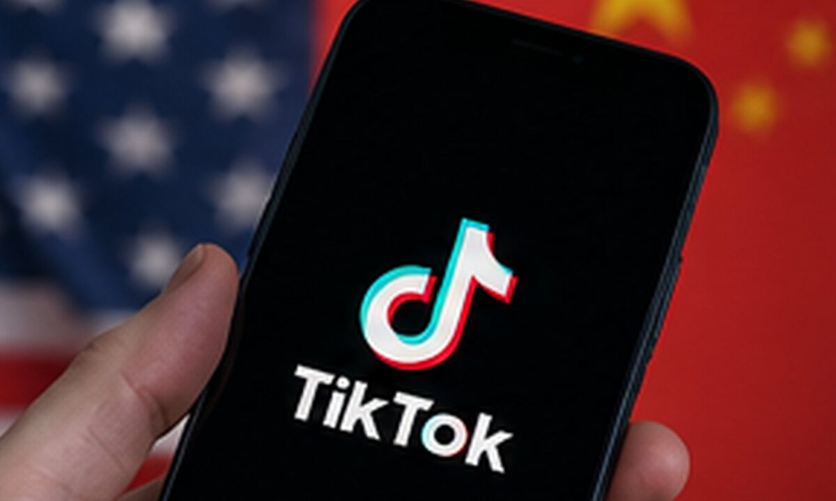 Smartfon z aplikacją TikTok - grafika ilustracyjna