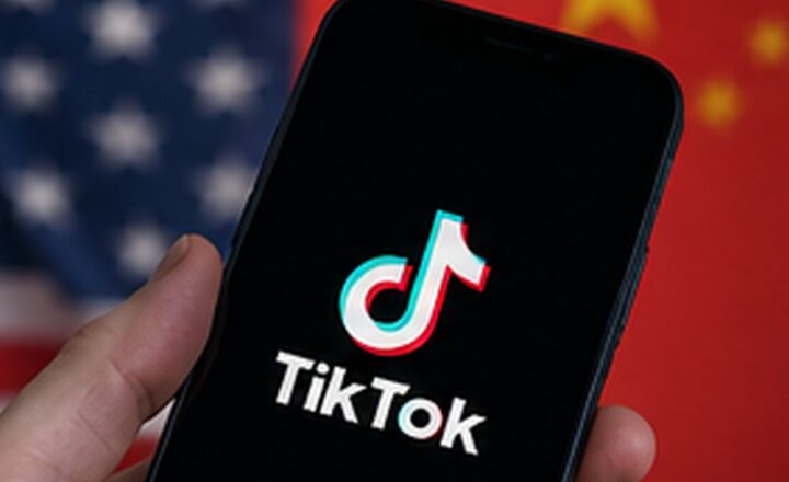 Smartfon z aplikacją TikTok - grafika ilustracyjna