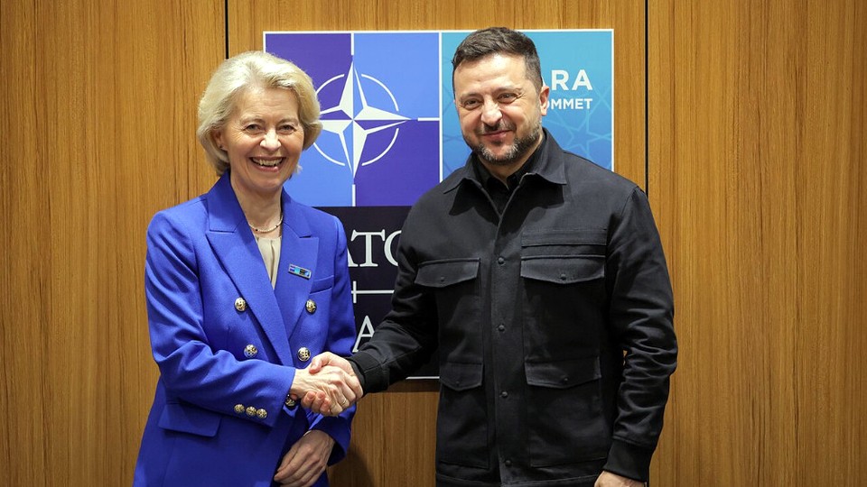 Wołodymyr Zełenski i Ursula von der Leyen podczas szczytu NATO w Ankarze