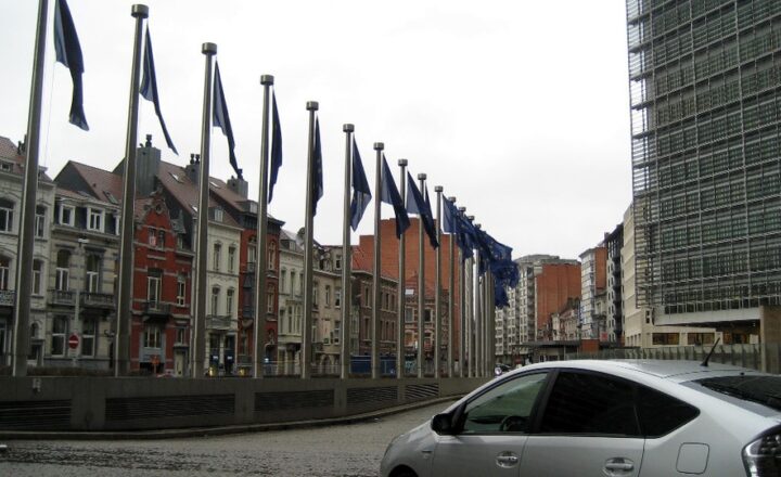 Flagi UE przed Berlaymont