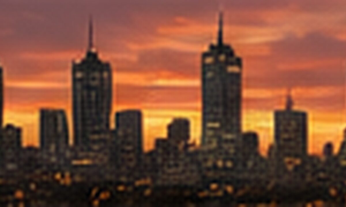Panorama miasta o zachodzie słońca