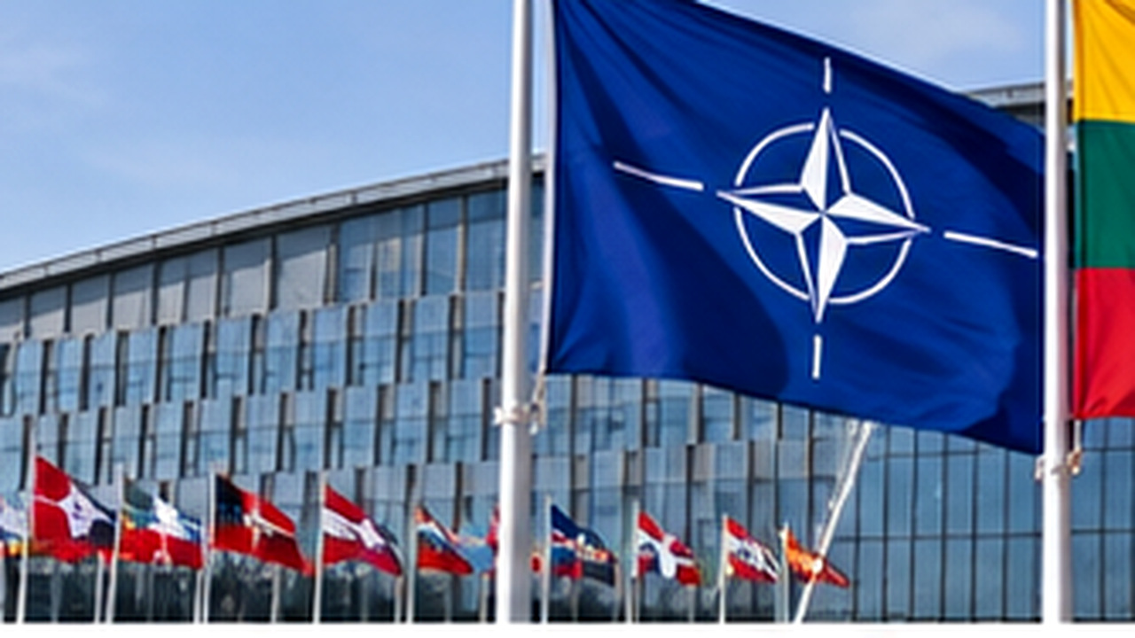 Kwatera główna NATO w Brukseli i flagi państw Sojuszu