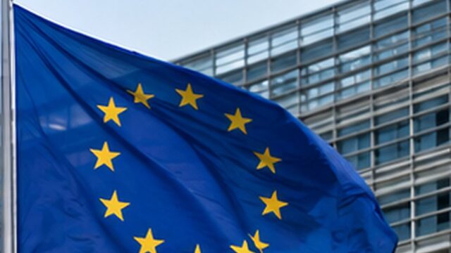 flagi UE przed siedzibą Komisji Europejskiej