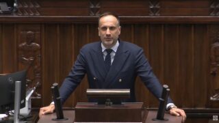 Janusz Kowalski przemawia z mównicy sejmowej