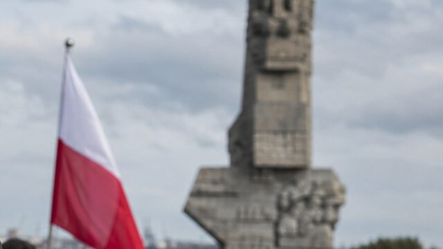 Westerplatte, polska flaga i Pomnik Obrońców Wybrzeża — ilustracja do artykułu o wystąpieniu prezydenta Karola Nawrockiego