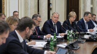 Sala posiedzeń komisji z urzędnikami przy stole