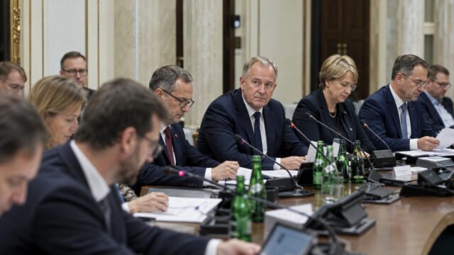 Sala posiedzeń komisji z urzędnikami przy stole