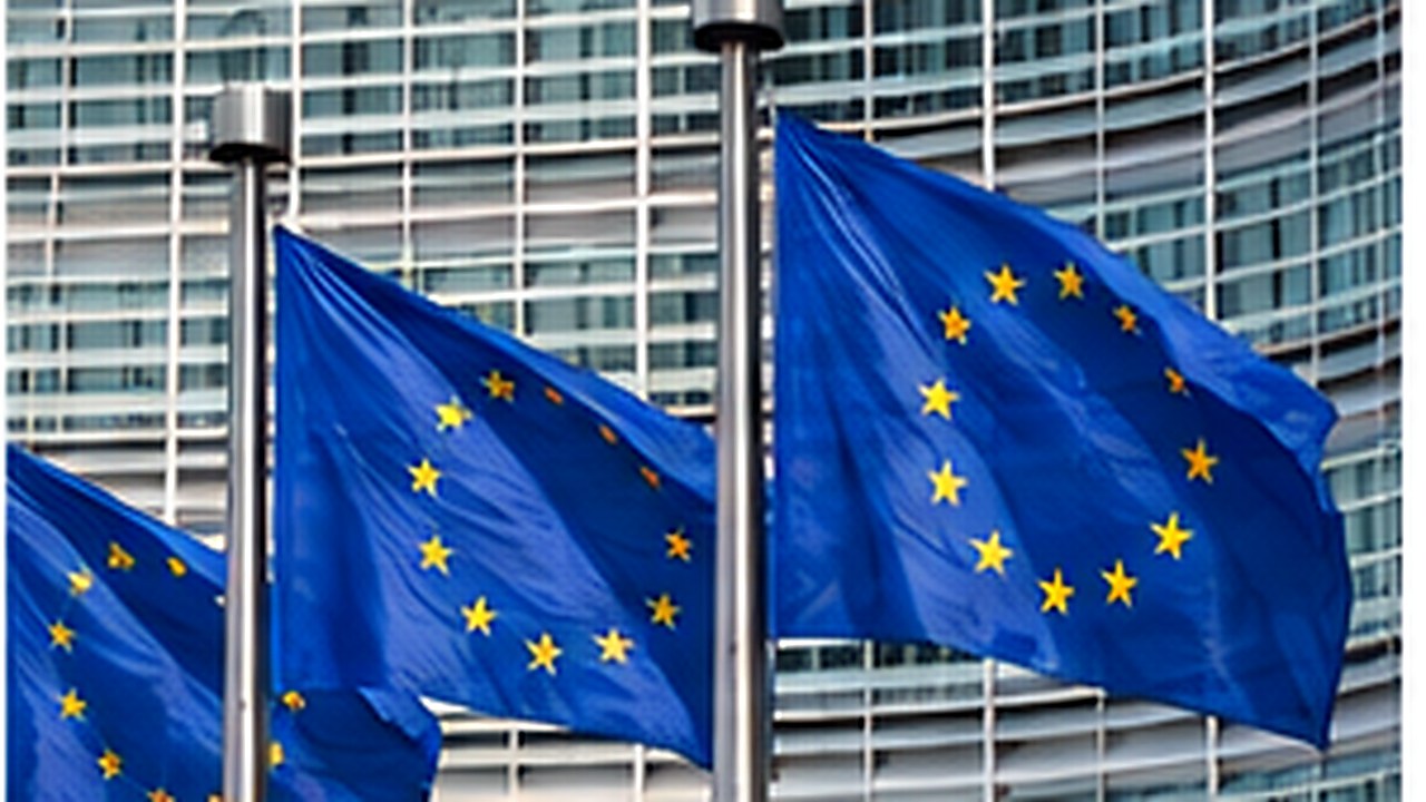 Flagi Unii Europejskiej przed siedzibą instytucji UE
