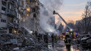 Nocne miasto pod ostrzałem dronowym i rakietowym