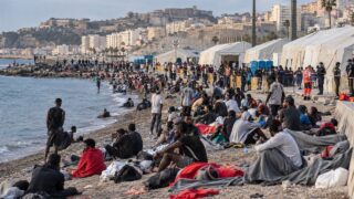 Plaża z tymczasowymi namiotami i służbami w nadmorskim mieście