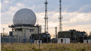 Wojskowy radar i instalacja łączności na terenie zabezpieczonej bazy
