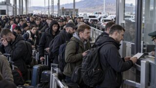 Podróżni z walizkami w europejskim mieście