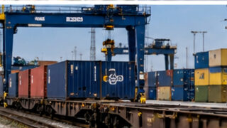 Europejski terminal kolejowy z pociągiem towarowym i kontenerami