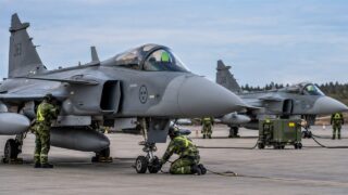 Szwedzkie myśliwce JAS 39 Gripen na płycie lotniska podczas przygotowania do misji NATO