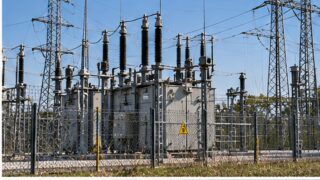 Stacja elektroenergetyczna z transformatorami i liniami wysokiego napięcia