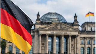 Niemiecka flaga przed Reichstagiem