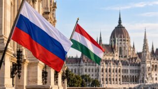 Flagi Rosji i Węgier przed budynkiem publicznym
