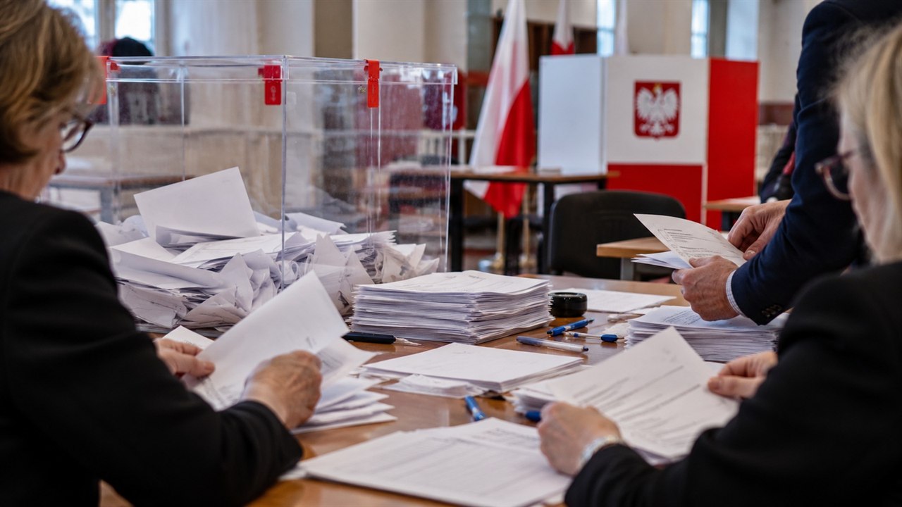 Członkowie komisji wyborczej liczą karty przy urnie w polskim lokalu wyborczym