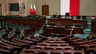 Sala posiedzeń Sejmu RP, pusta mównica i miejsca posłów