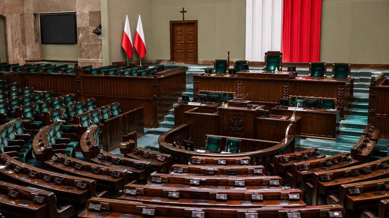 Sala posiedzeń Sejmu RP, pusta mównica i miejsca posłów