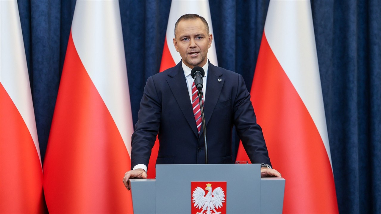 Prezydent Karol Nawrocki podczas oficjalnego wystąpienia na tle polskich flag