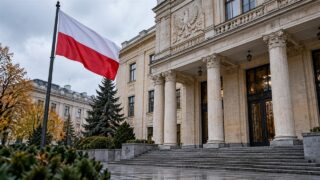 Kolumnowy gmach instytucji publicznej w Polsce oraz biało-czerwona flaga