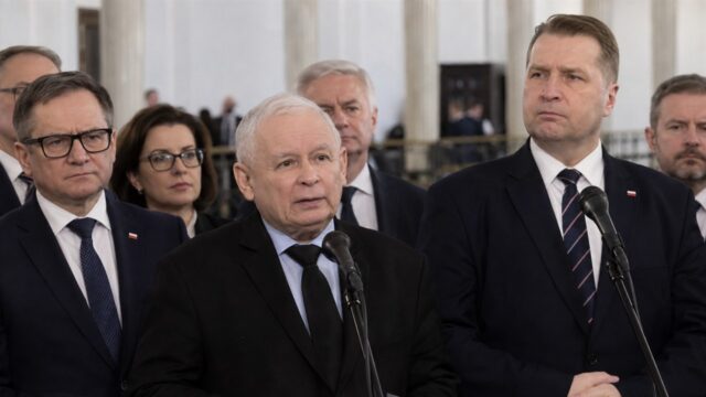 Jarosław Kaczyński i politycy PiS podczas konferencji prasowej w Sejmie